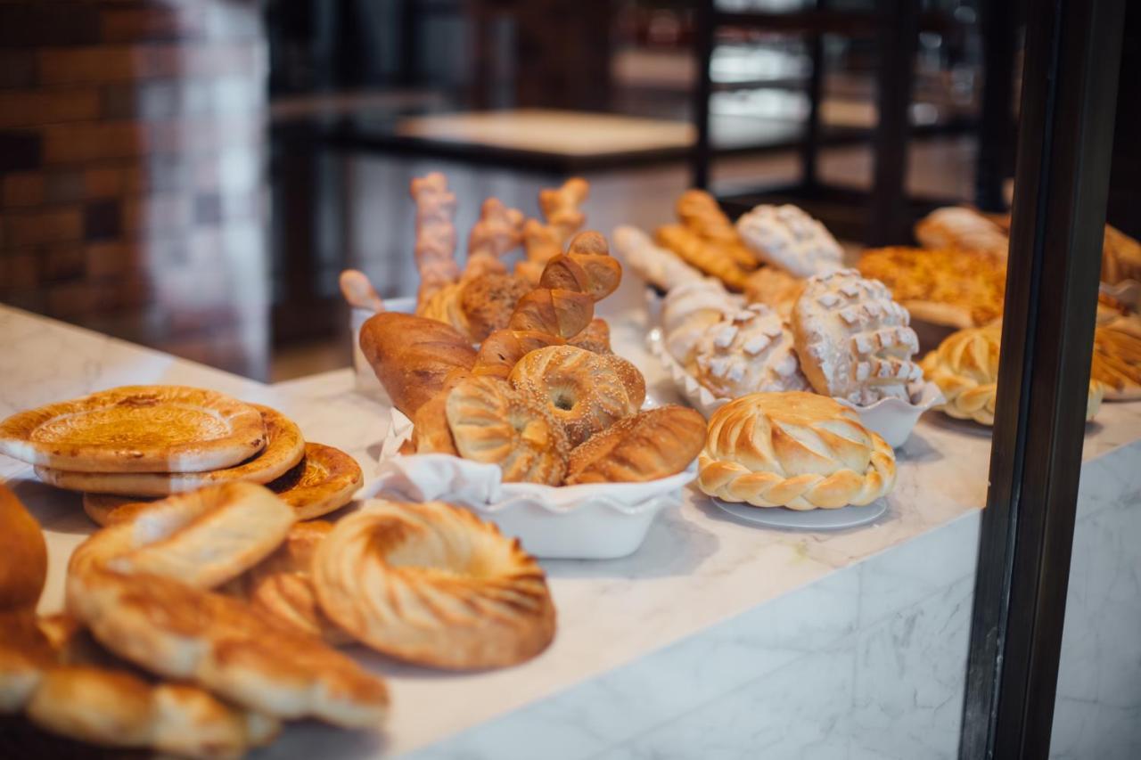 Hotel Hyatt Regency Taskent Exterior foto Baked goods at a bakery